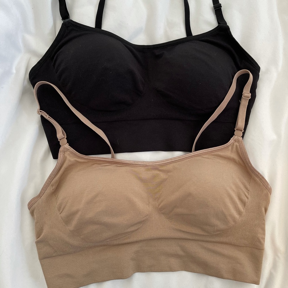 Pair of Medium true and co wireless bras.